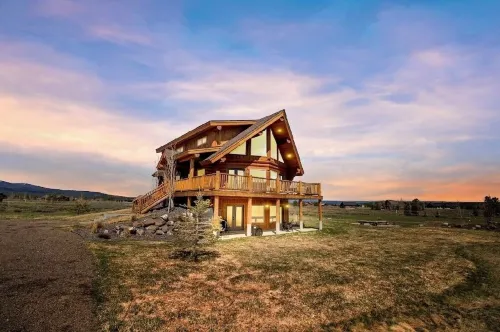 Bucket List Adventure Lodge. Newly built! Grill, Fire pit, Parking