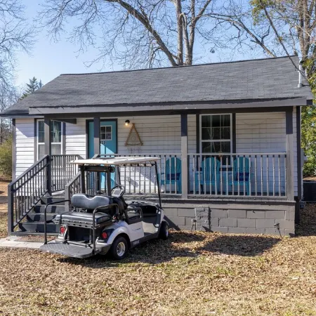 Brothers bond 3bed 2bath, short walk to the square