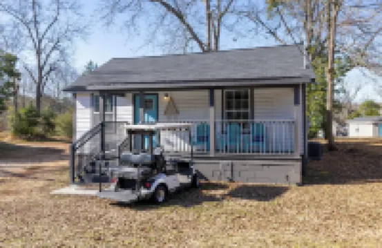 Brothers bond 3bed 2bath, short walk to the square