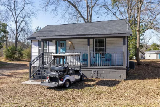 Brothers bond 3bed 2bath, short walk to the square