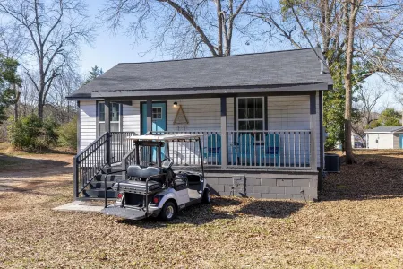 Brothers bond 3bed 2bath, short walk to the square