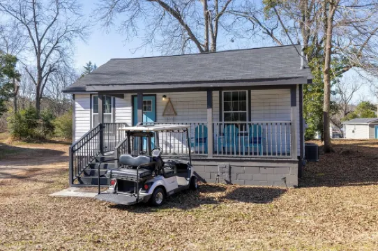 Brothers bond 3bed 2bath, short walk to the square