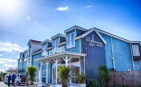 The Waterside Hotel Отели рядом с достопримечательностью «Стивенстон Бич»