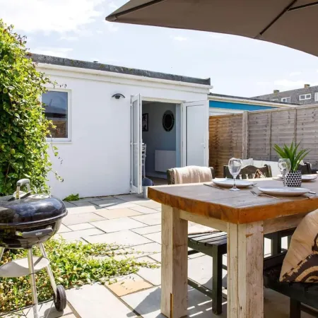 Charming Bolthole 400m to Beach