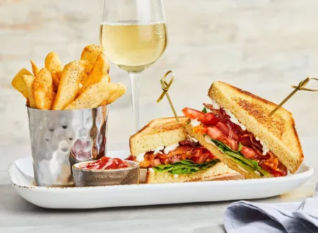 Courtyard Pullman Отели рядом с достопримечательностью «Department of Teaching and Learning»