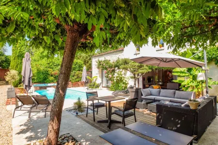 Le Logis de La Brumanderie - Saintes Отели рядом с достопримечательностью «Gare Routière»