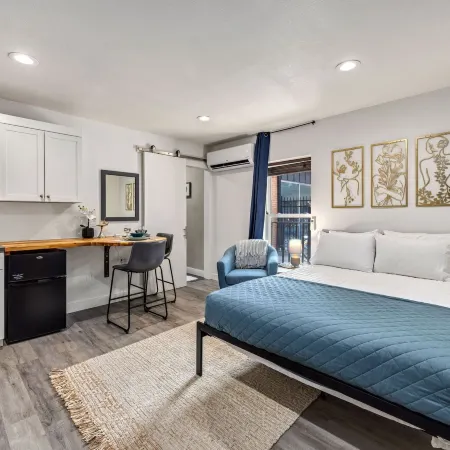 The Fox Den in Old Town! Pool, Sauna & Game Room