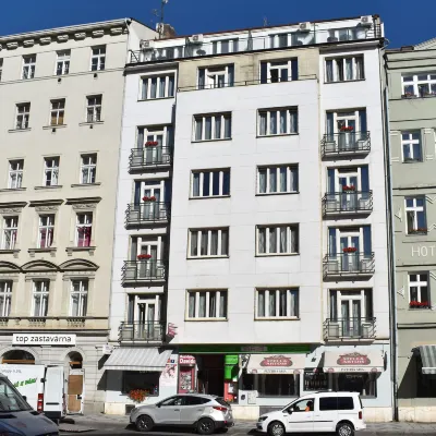 Rezidence Davids Apartments Отели рядом с достопримечательностью «Автостанция Флоренц»