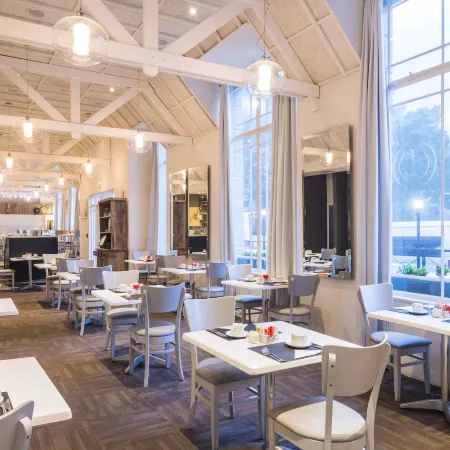 Onomo Hotel Cape Town – Inn on the Square Отели рядом с достопримечательностью «Блошиный рынок Гринмаркет-сквер»