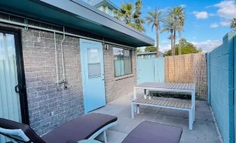 Walkable Ots, Heated Poolside Mid Century Condo
