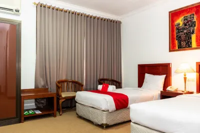 RedDoorz Plus Syariah Near Java Supermall Semarang 2 Hotels in Karangturi