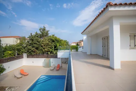 Beachfront 3 BDR Villa With Pool Отели в г. Pyla