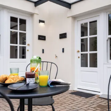 Commandery Vaults - Luxury Apartment in City Centre with Sky TV
