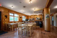 Basecamp Lodge Golden Hotels in Golden