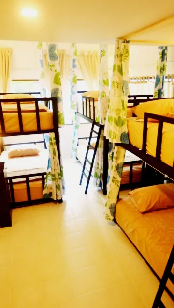 ห้องพักรวมชายหญิงแบบ 10 เตียง