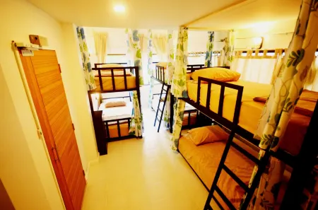 Early Bird Hostel Ayutthaya Отели рядом с достопримечательностью «Wihan Phra Mongkhon Bophit»