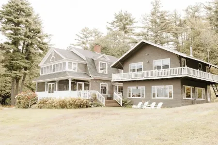 Snowvillage Inn Отели рядом с достопримечательностью «Danforth Bay Camping & RV Resort»