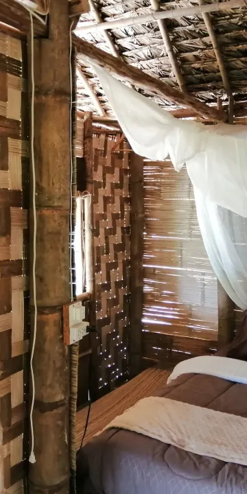 บังกะโลโรแมนติกพร้อมวิวแม่น้ำและระเบียง