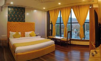 Pax Hotel Grand Blue 3 min walk from Udaipur city Railway Station