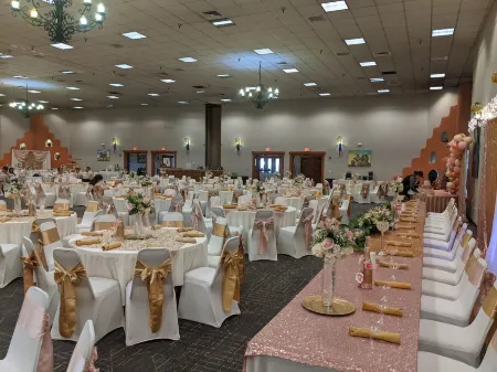 Sagebrush Inn & Suites Отели рядом с достопримечательностью «San Francisco de Asis Church»