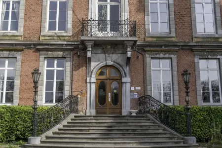 Domaine du Chateau de La Neuville Отели в г. Жее