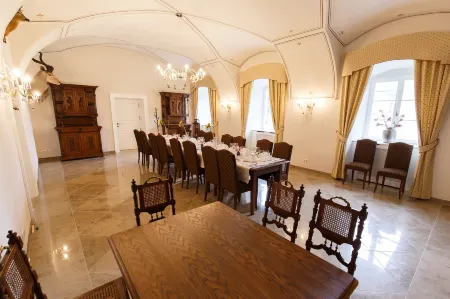 Hotel Château Gbeľany Отели в г. Мартин