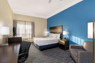 La Quinta Inn & Suites by Wyndham Phoenix I-10 West Hotels near T-Mobile