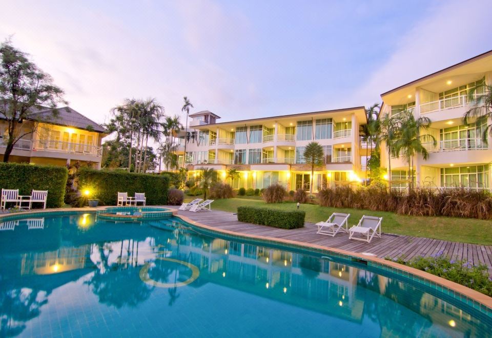 꼬 막의 아름다운 해변 풍경과 마카타니 리조트 전경