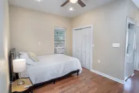 Hackberry St #A Renovated 2Br/2BA Near Downtown