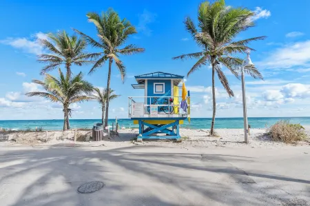 The Desoto - Oceanview Inn Отели рядом с достопримечательностью «FLL Airport Flight Landing View Point»