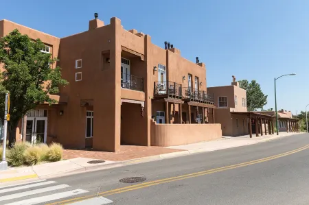 Piñon Court by la Fonda Отели рядом с достопримечательностью «Публичная библиотека Санта-Фе»