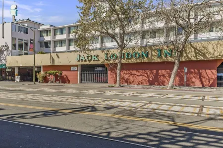 Jack London Inn Отели рядом с достопримечательностью «Crescent Lawn | UC Berkeley»