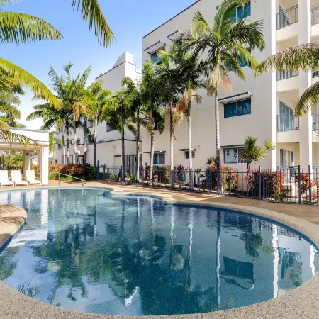 Madison Ocean Breeze Apartments Отели рядом с достопримечательностью «The Strand Beach»