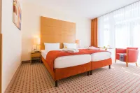 Park-Hotel Hübner Отели рядом с достопримечательностью «Ostseebad Warnemunde»