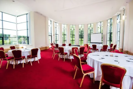 La Mon Hotel & Country Club Отели рядом с достопримечательностью «Somme Heritage Centre»