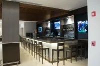 DoubleTree by Hilton Hotel Syracuse - bar