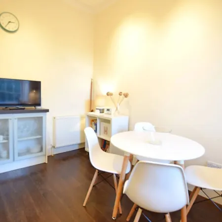 Joivy Modern City Centre Flat Next to Calton Hill