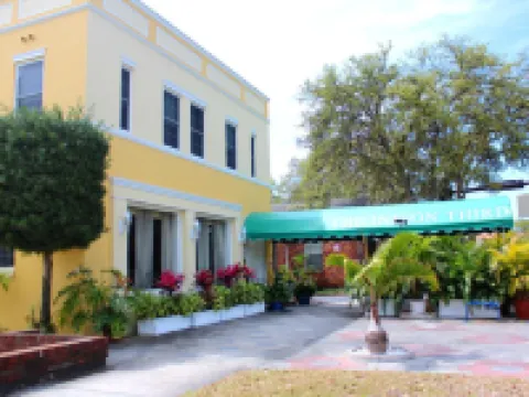 The Inn on Third Hotels near Historic Kenwood
