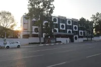 Airport Avenue Hotel