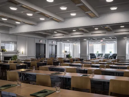 The Line Hotel DC Отели рядом с достопримечательностью «Церковь Крещения»