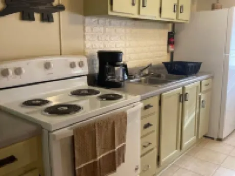 Dino Den - Charming 1-bedroom apartment in Oneonta with WiFi, AC 오니온타 호텔