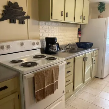 Dino Den - Charming 1-bedroom apartment in Oneonta with WiFi, AC Отели в г. Онеонта