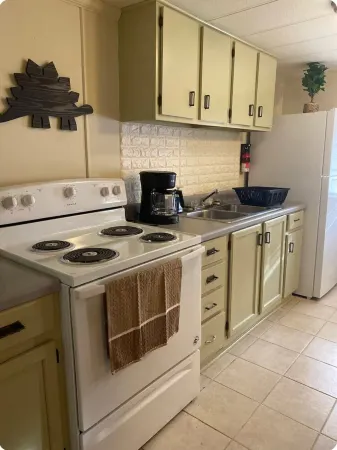 Dino Den - Charming 1-bedroom apartment in Oneonta with WiFi, AC Отели в г. Онеонта