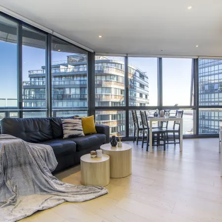 Docklands High Level 1 Bedroom Apartment with Pool by KozyGuru