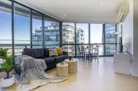 Docklands High Level 1 Bedroom Apartment with Pool by KozyGuru - Homestays