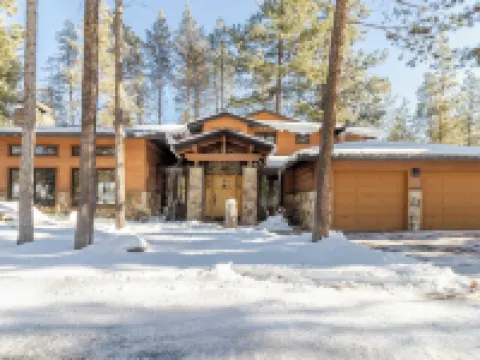 Base Camp by AvantStay Magical Cabin w Sauna Hot Tub Close to Snow Golf Hotels in Sunriver