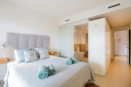 Happy Travel South Beach 5-2b Отели рядом с достопримечательностью «Памятник Коломаресу»