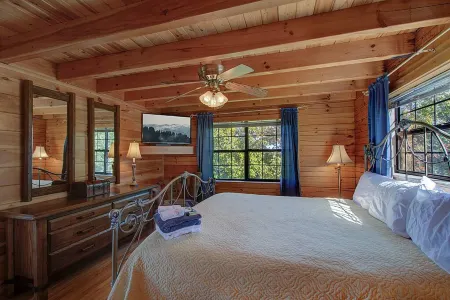 A Stellar 2bed 2bath Minutes to Parkway