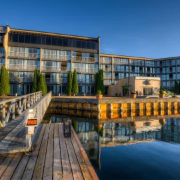 Oceanfront Suites at Cowichan Bay Отели в г. Коуичен Бэй