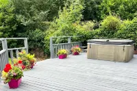 HotTub-Garden-Parking-Sleeps10-10MinToTown